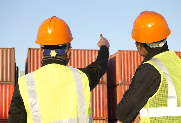 Werknemer met containers — Stockfoto