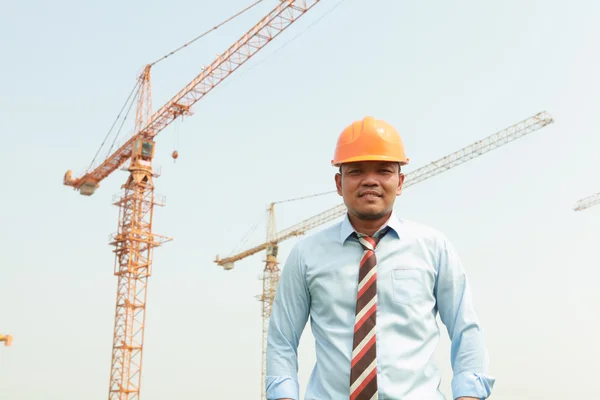 Byggnadsarbetare och kranar — Stockfoto