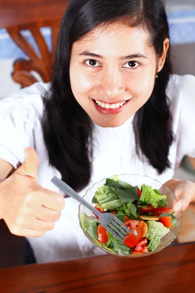 Smiling asian woman enjoying a fresh healthy salad — Stock Photo, Image