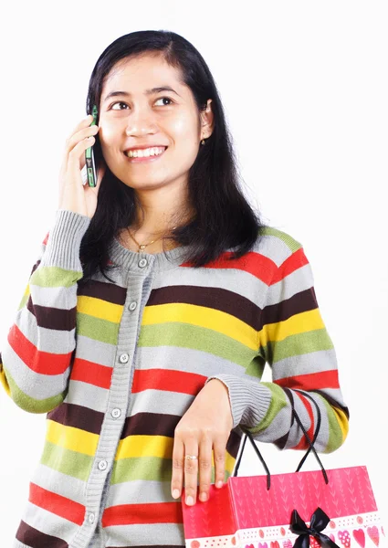 Mulher de compras com saco e telefone celular sobre fundo branco — Fotografia de Stock