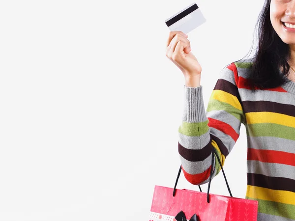 Mujer de compras con bolsa y tarjeta de crédito sobre fondo blanco — Foto de Stock