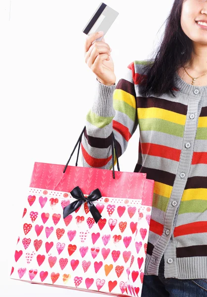 Mujer de compras con bolsa y tarjeta de crédito sobre fondo blanco — Foto de Stock