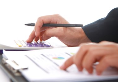 Bir hesap makinesi ve kalem ile kadının el