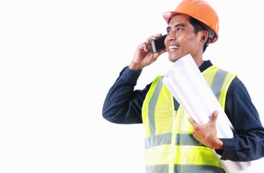 telefonda konuşurken blueprint tutan mühendisi gülümseyen