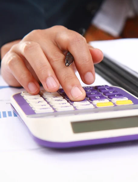 Business woman analyzing financial data — Stock Photo, Image