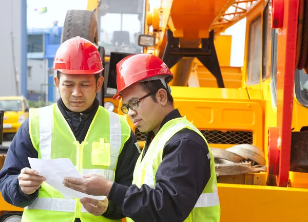 Trabajadores de la construcción y camiones grúa —  Fotos de Stock