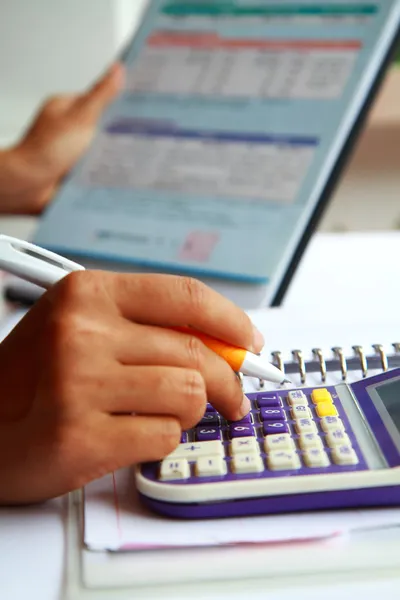 Conceito de negócio mão analisando dados financeiros — Fotografia de Stock