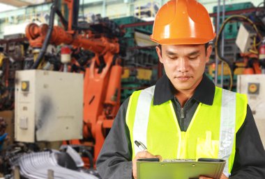 Asya inşaat mühendisi robot makine notepad ayakta ön yazı