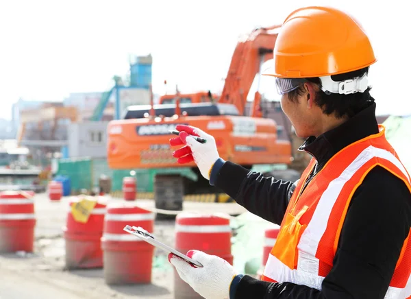 Engenheiro construtor no trabalho — Fotografia de Stock