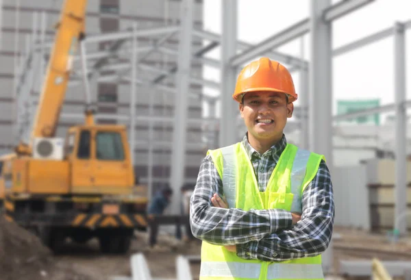 Capataz Trabalhador Construção Cruzando Mãos Sorrindo Olhando Para Câmera Contra — Fotografia de Stock