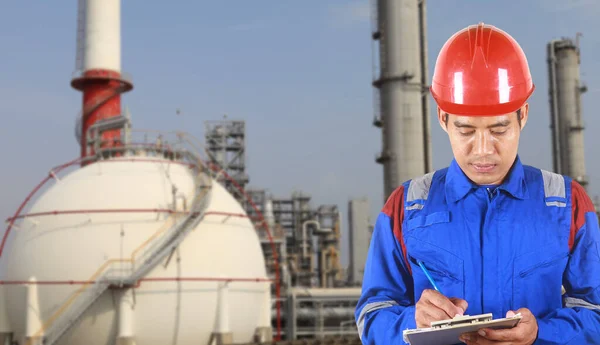 Ingeniero Industrial Químico Escribiendo Portapapeles Con Fondo Tanque Almacenamiento Fondo — Foto de Stock