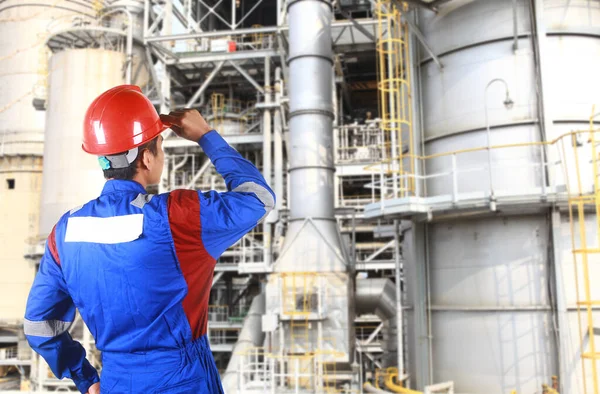 Chemical Industrial Engineer Standing Industrial Pipe — Stock Photo, Image