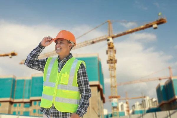 Aziatische Bouwvakker Met Torenkraan Achtergrond Nieuwbouwplaats — Stockfoto