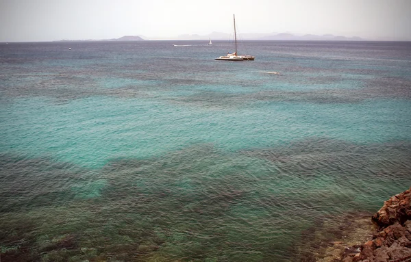 双体船，大海背景 — 图库照片