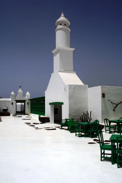 Casa blanca bajo el cielo azul — Foto de Stock