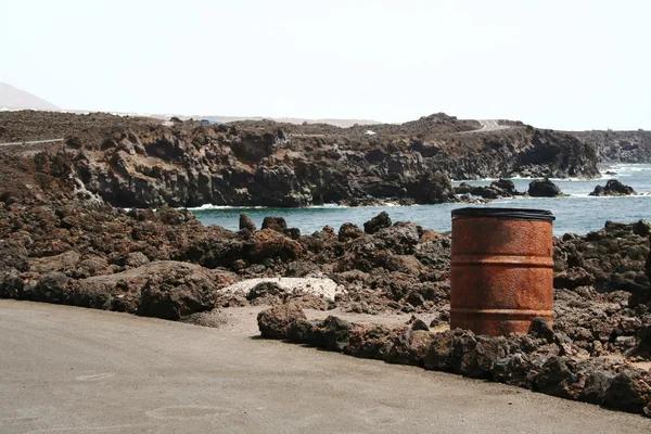 Baril de pétrole sur la côte, pollution de l'environnement — Photo