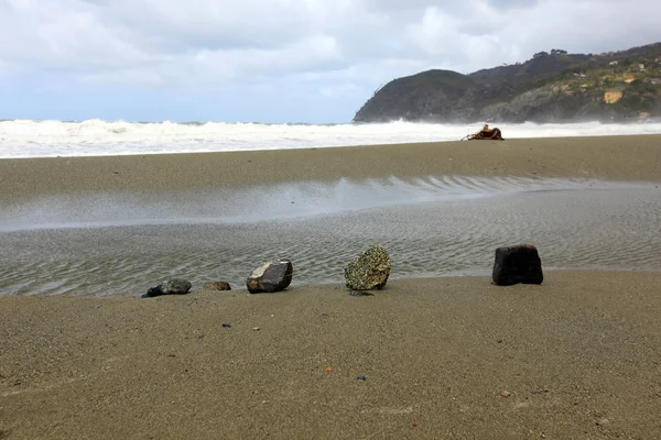 Bellezza spiaggia con rocce — Foto Stock
