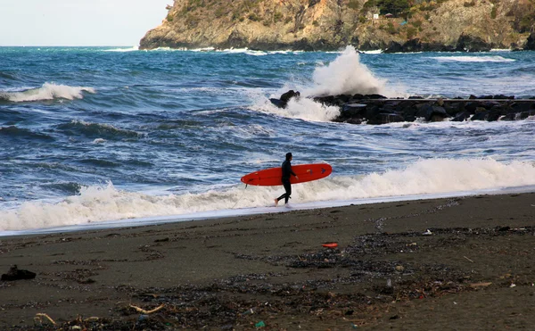 Hermosa playa con un surfista — Foto de Stock