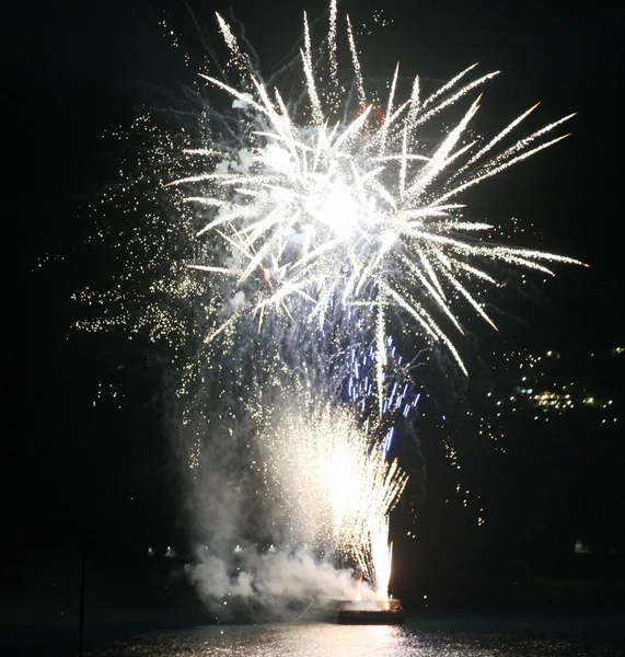 Fuochi d'artificio sull'acqua a Levanto — Foto Stock