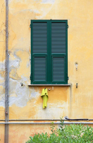 Ventana verde, pared amarilla — Foto de Stock