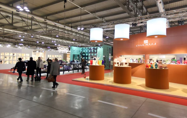 Visite des accessoires pour la maison et des stands d'ameublement chez Macef — Photo