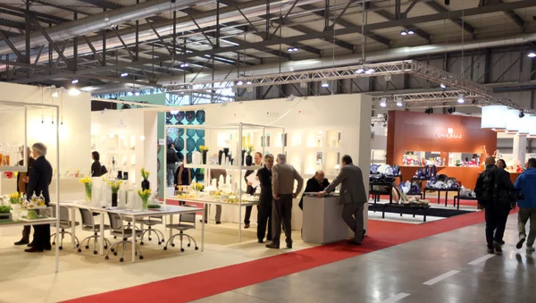 Visite des accessoires pour la maison et des stands d'ameublement chez Macef — Photo