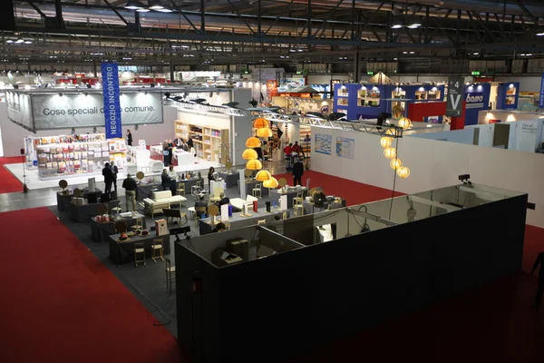 Vue panoramique de la visite des accessoires de maison et des stands d'ameublement — Photo