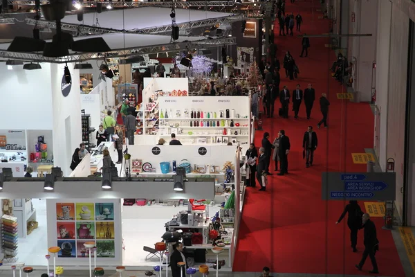 Vue panoramique de la visite des accessoires de maison et des stands d'ameublement — Photo