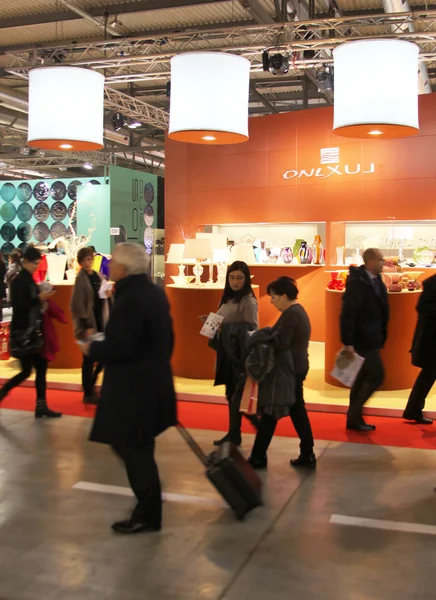 Visite des accessoires pour la maison et des stands d'ameublement chez Macef — Photo