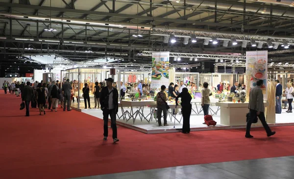 Visitar acessórios para casa e estandes de mobiliário em Macef — Fotografia de Stock