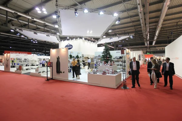 Visite des accessoires pour la maison et des stands d'ameublement chez Macef — Photo