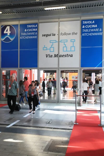 Entrar Salone del Mobile, exposición internacional de accesorios de decoración —  Fotos de Stock