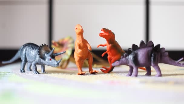 Игрушечные динозавры — стоковое видео