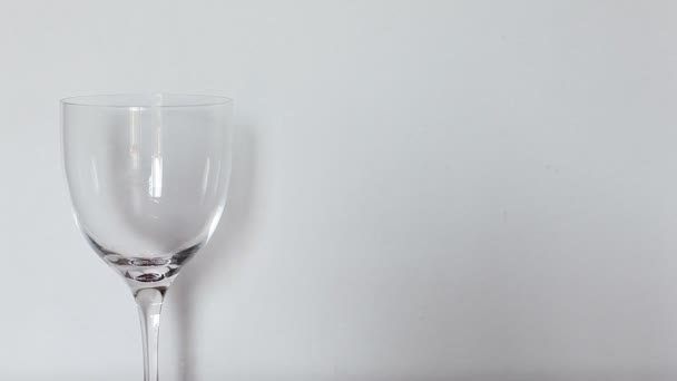 Glas Soda auf weißem Hintergrund — Stockvideo