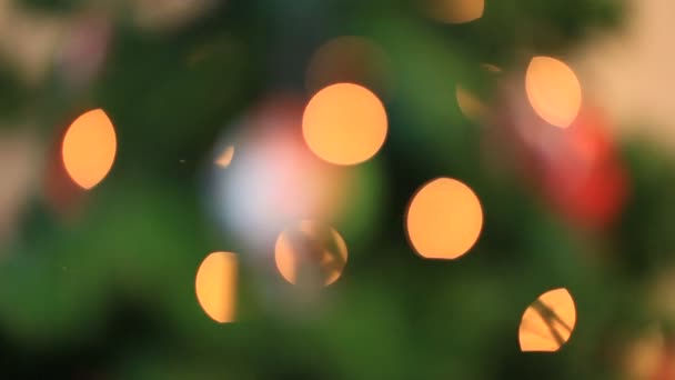 Out of focus flashing Christmas lights — Stock Video