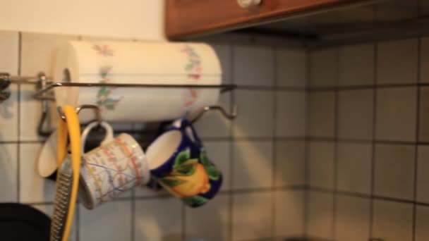 Blick auf die Details der Küche, von links nach rechts — Stockvideo