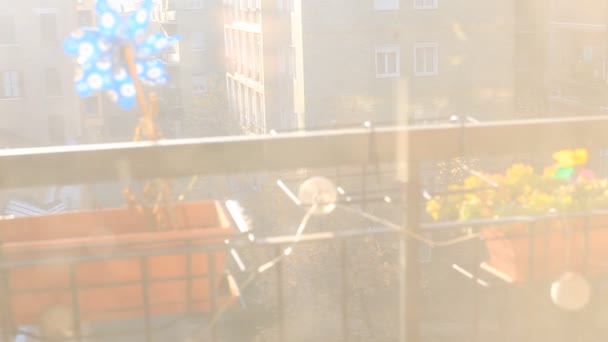 Pohled přes balkon, podzimní slunce Světelný efekt — Stock video