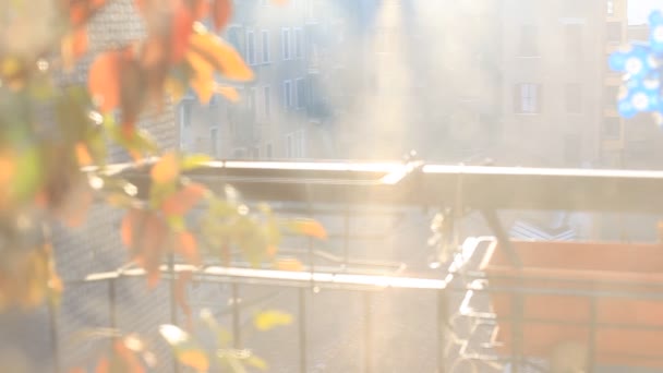 Blick über den Balkon, Herbstsonnenlicht-Effekt — Stockvideo