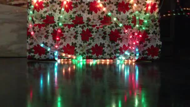 Julklappar under granen, ljus effekter — Stockvideo