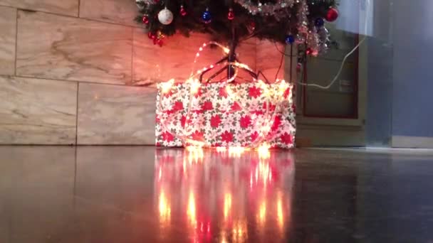 Boże Narodzenie prezenty pod choinką, efekty światła — Wideo stockowe