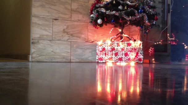 Regalos de Navidad bajo el árbol, efectos de luces — Vídeo de stock