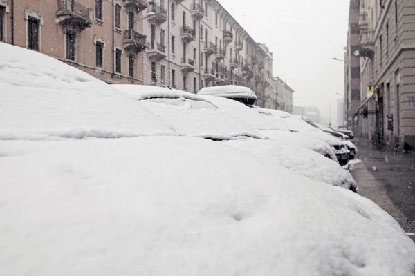 Автомобили, замерзшие на улице — стоковое фото