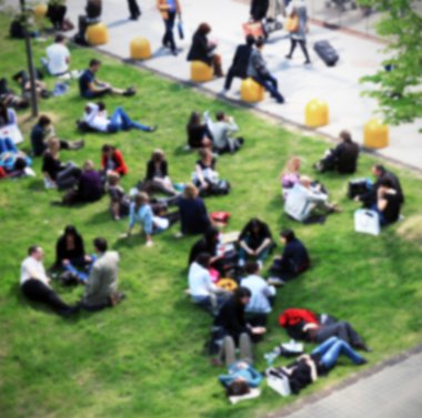 insanlar çimenlerin üzerinde