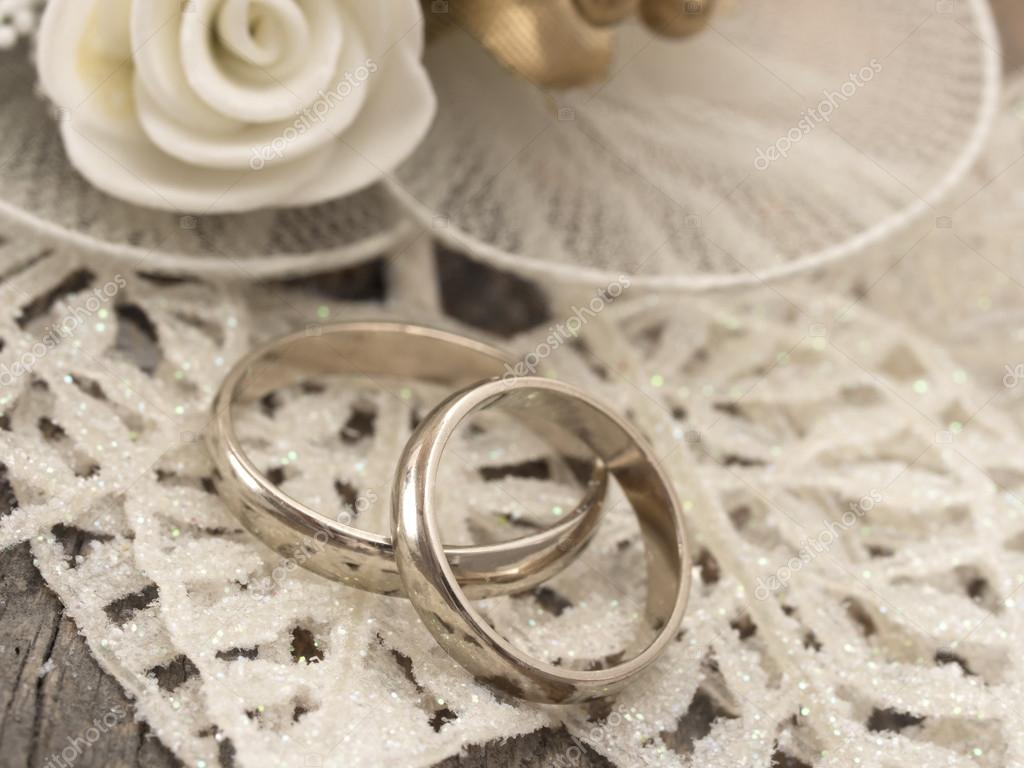 Anillos De Boda Sobre Placa Blanca Con Flores Secas. Elegante Joyería De  Oro Sobre Plato Blanco Con Decoración Floral. Símbolo De Stock de  ilustración - Ilustración de placa, amor: 390167098, image size:1024x768
