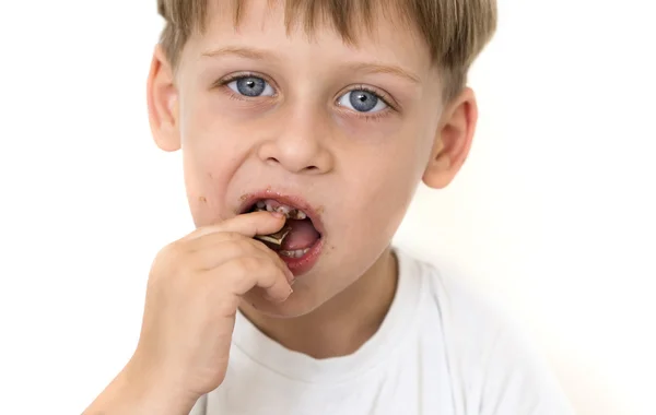 Menino comendo chocolate — Fotografia de Stock