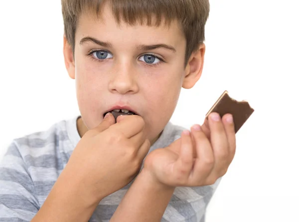 Jongen die chocolade eet — Stockfoto