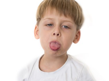 kızgın çocuk kıvrılarak dil