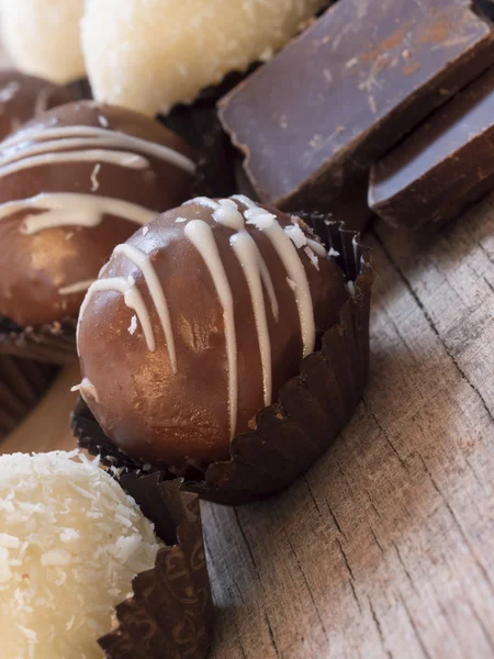 Čokoláda a kokosové kuličky — Stock fotografie