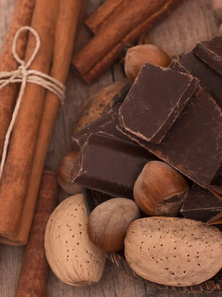 Schokolade mit Nüssen — Stockfoto