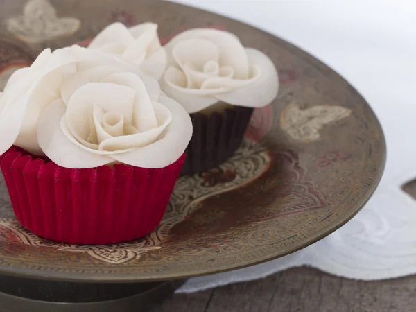 Gâteaux avec arrangement de roses — Photo